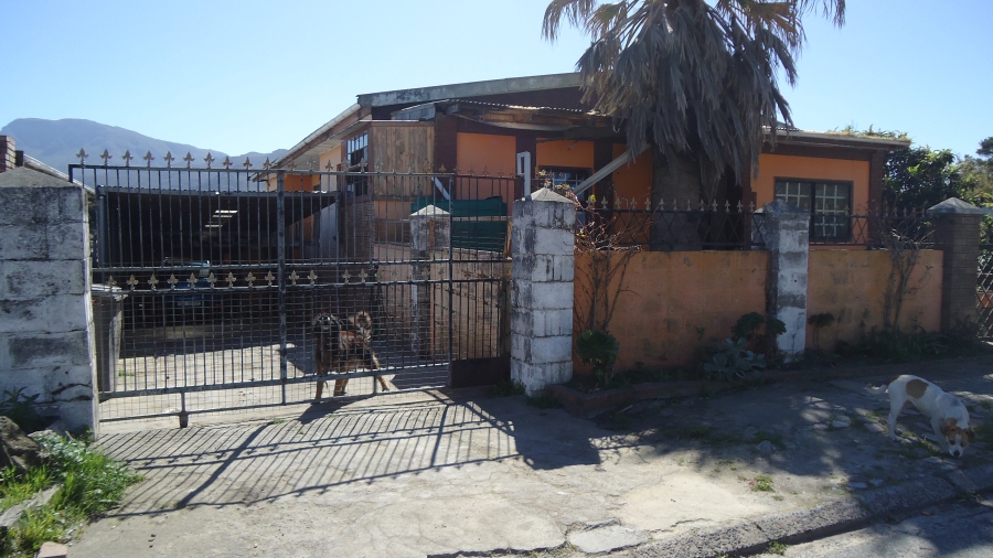 4 Bedroom Property for Sale in Pineview Western Cape